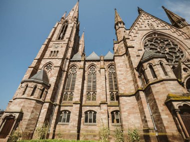 Strasbourg, Fransa - 16 Temmuz 2018: Strazburg kilise of St. Pauls Church reformee Saint-Paul büyük Gotik Revival mimari yapı merkezi Strasbourg, aşağıdan geniş açılı görünüş 