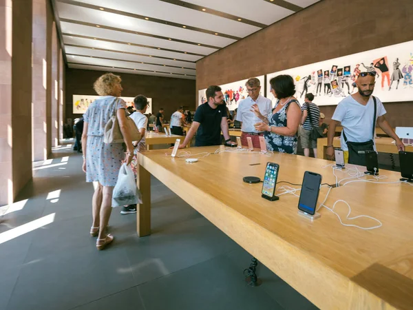 En son iphone X için alışveriş insanlar 