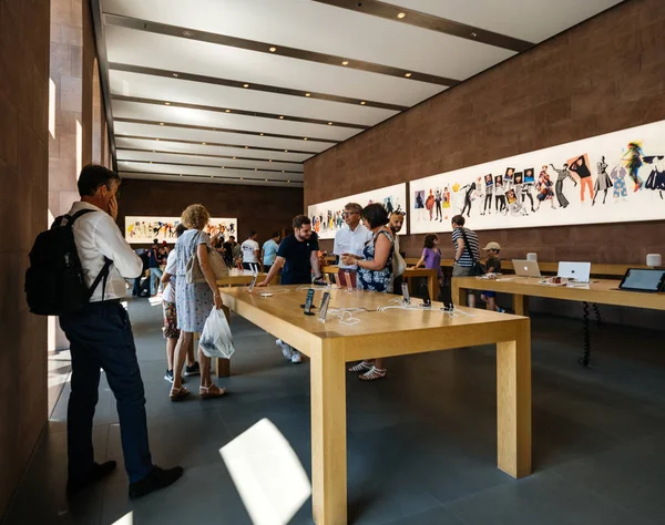 Apple Store atmpshere-az ügyfelek vásárlási — Stock Fotó