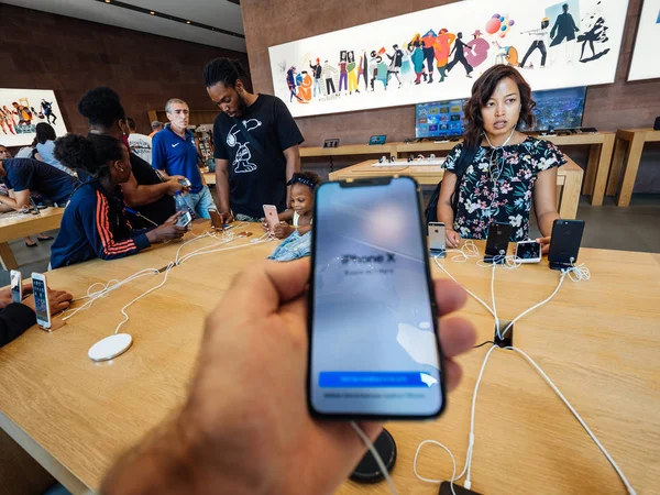 Svart etnicitet familj shopping iphne X Apple Store — Stockfoto