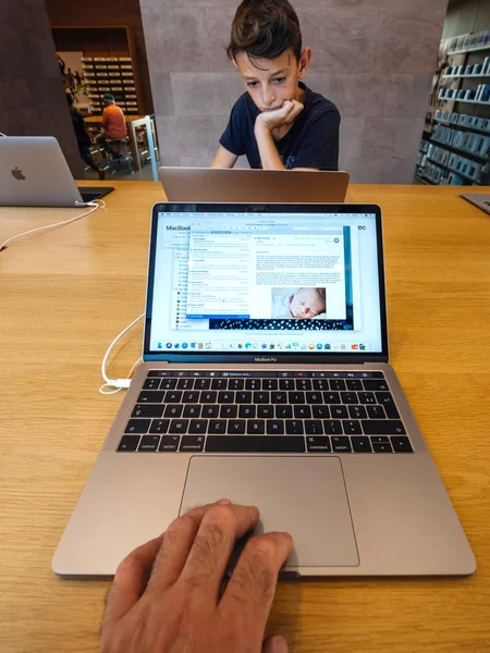 Man POV latest MacBook Pro i9 E Mail app — Stock Photo, Image