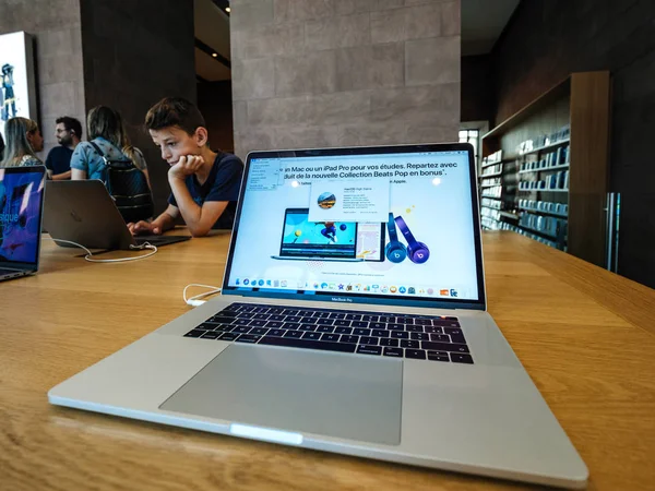 Neuestes macbook pro 13 Zoll mit Menschen im Hintergrund — Stockfoto