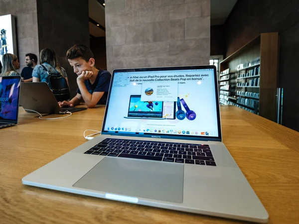Arka planda insanlarla son Macbook Pro 13 inç 