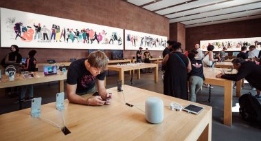 müşteriler ile en son iphone X oynama