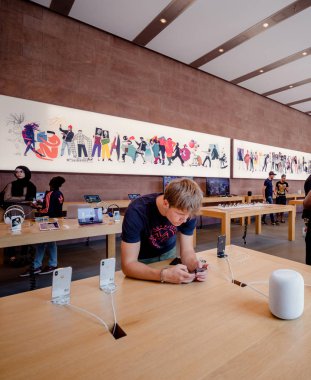 Son iphone X ile oynarken hayran adam