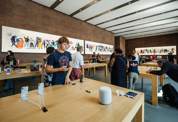 Εσωτερικό του Apple Mac store — Φωτογραφία Αρχείου