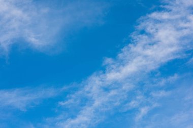 Mavi gökyüzü görünümü aşağıdan 