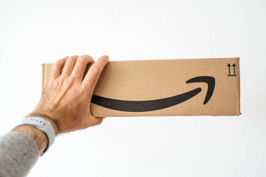 Amazon Prime karton teslimat kutusu tutan adam 