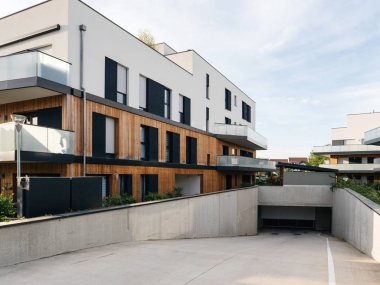 Yer altı otoparkı ile modern apartman