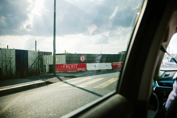 Frexit-Schild in Paris auf der Ringstraße - Auto überschlägt sich — Stockfoto