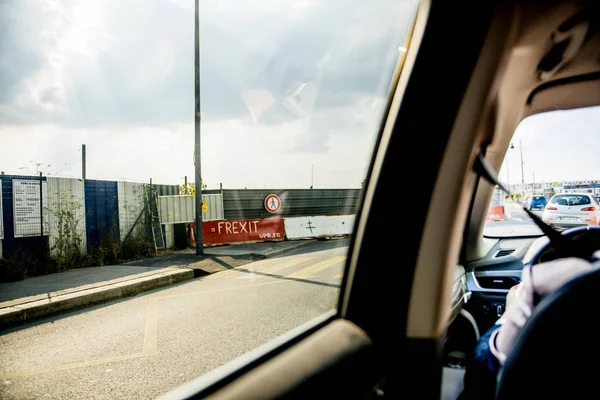 Знак Frexit в Париже на дороге - автомобиль POV — стоковое фото