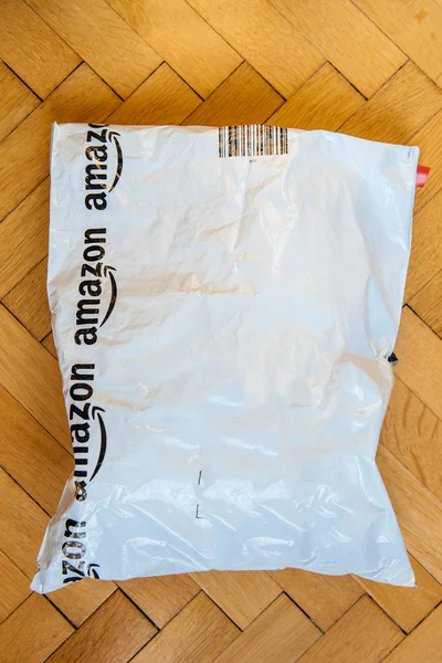 Plastik Amazon Prime parsel — Stok fotoğraf