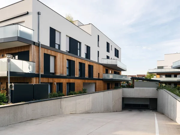 Modern appartement gebouw met ondergrondse parking — Stockfoto