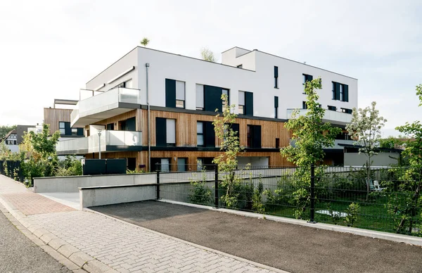 Moderne Franse flatgebouw huis — Stockfoto