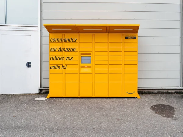 亚马逊储物柜包裹自动售货机 — 图库照片