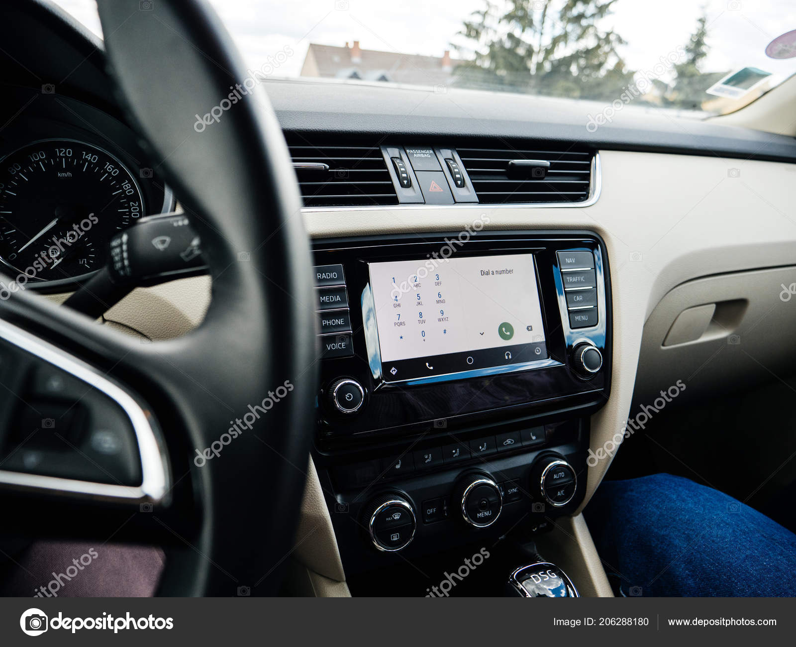 Voiture moderne avec écran Apple CarPlay — Photo éditoriale