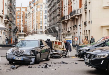 Kaza sokak araba Paris Fransa