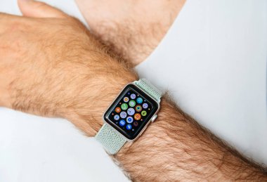 Adam kıllı yandan Apple Watch Serisi 3
