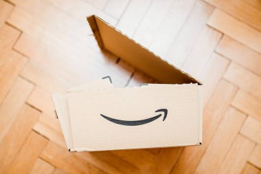 Paris, Fransa - 21 Şubat 2018: yetkili unboxing sonra teslim sonra büyük Amazon Prime karton kutusunu açmak