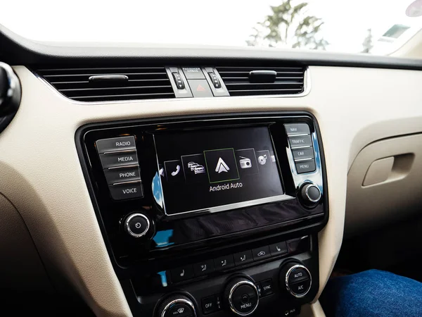 Google android auto car display new transport operating sys — Stockfoto