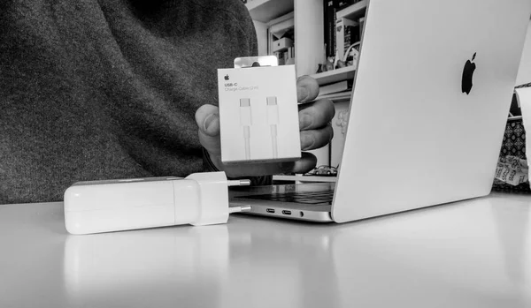 Homem unboxing Apple Computadores Cabo USB-C — Fotografia de Stock