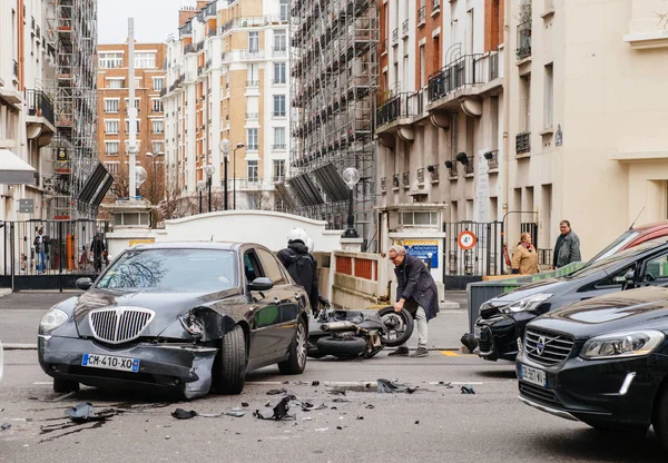 Carro de rua acidentado em Paris França — Fotografia de Stock