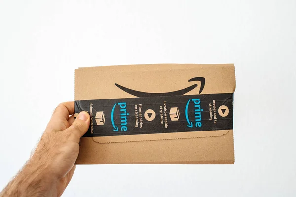 Kardus Amazon Prime pada latar belakang horisontal putih — Stok Foto