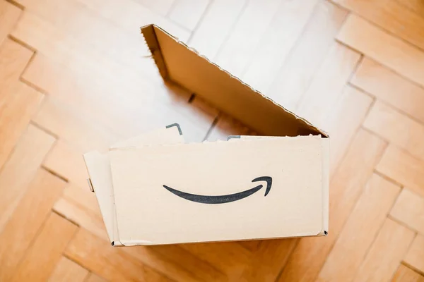 París Francia Feb 2018 Abrir Una Gran Caja Cartón Amazon — Foto de Stock