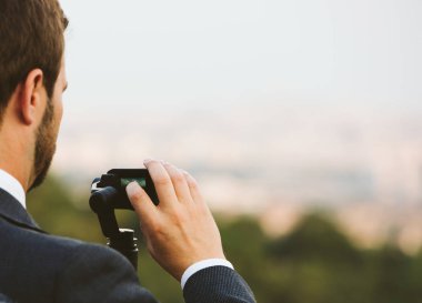 İş adamı uygun ayar ve kullanma eylem kamera Sabitleyici monopod gimbal