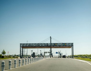 Fransa - 5 Mayıs 2016: Araba girerek toll yol kapısı ile hedef merkezi Fransa - Fransız karayolu üzerinde güneşli gün ile açık mavi gökyüzü