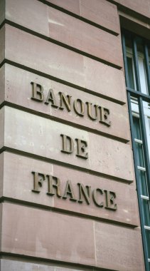 Strasbourg, Fransa - 28 Aralık 2012: Banque de France işareti finansal kuruma girişine yakın binanın cephesinde