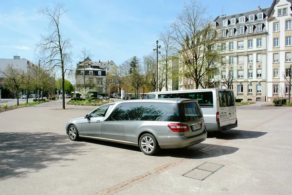 Paris Francja Kwietnia 2013 Pojazdu Mercedes Benz Karawan Zaparkowany Przed — Zdjęcie stockowe