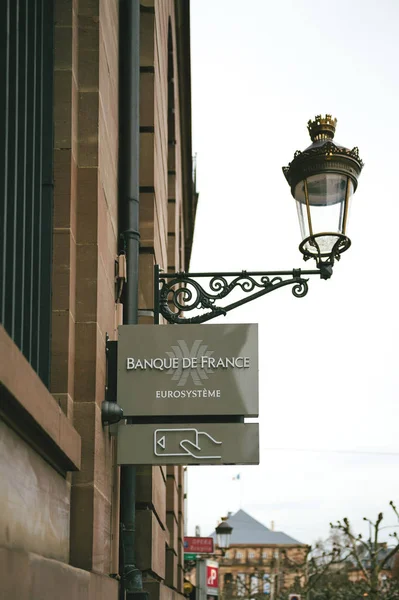 法国斯特拉斯堡 2012年12月28日 Eurosysteme Atm 标志上面的银行入口与老式灯柱 — 图库照片