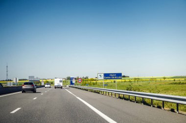 Fransa - 5 Mayıs 2016: Bölge merkezi-Val de Loire Otoban işareti karavan Rv van hızlı sürüş ile Fransız autoroute