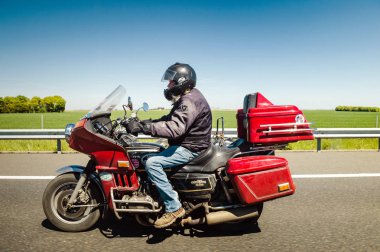 Fransa - 5 Mayıs 2016: vintage Honda Goldwing Gl1000 motosiklet Fransız otoyol sürüş üst düzey motosikletçi