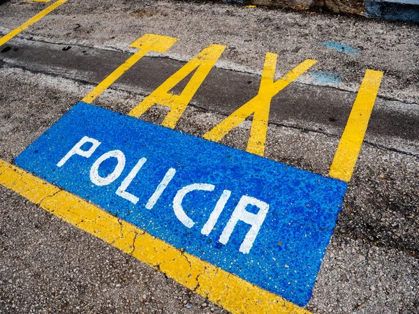 西班牙城市帕尔马的沥青上的黄色出租车和蓝色追查停车标志 — 图库照片