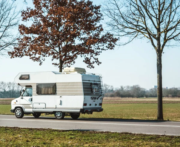 Bianco Veicolo Ricreativo Viaggio Van Guida Veloce Autostrada Destinazione Vacanza — Foto Stock