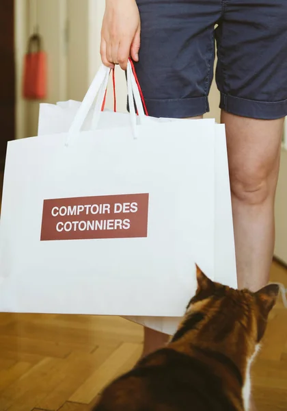 Paris France Jul 2018 Wanita Memegang Bas Kertas Dari Comptoir — Stok Foto