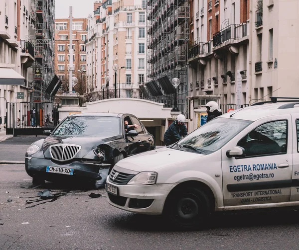 Paris Franciaország 2018 Január Autóbalesetben Párizsi Utca Emberek Segítése Törmelék — Stock Fotó