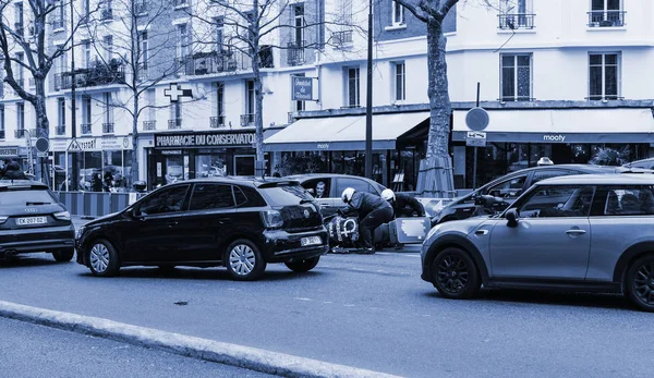フランス 2018 パリのシーン 高級リムジン ランチア テージスとスクーターの路上事故モペット医療輸血血液を運搬 — ストック写真