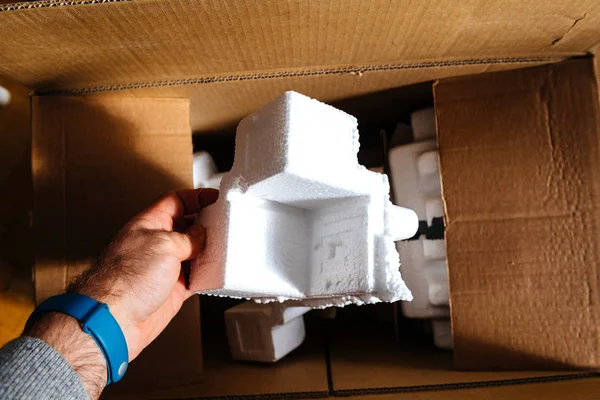 Mann Hält Styropor Verpackungsdetail Einer Pappschachtel Beim Auspacken — Stockfoto