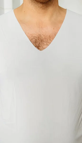 Függőleges Kép Ember Visel Fehér Póló Göndör Hajszálakat Mellkason — Stock Fotó
