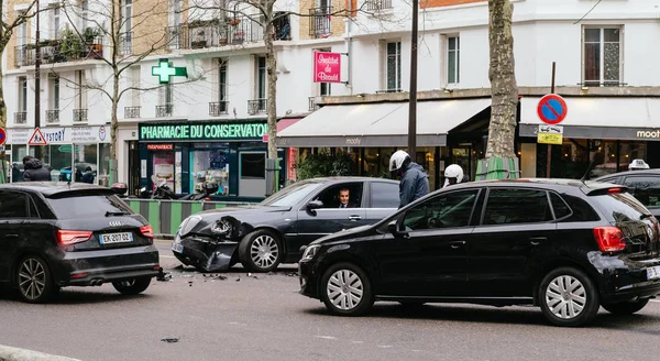 2018年1月30日 在巴黎大街上的车祸豪华轿车蓝旗亚论文和滑板车 街头场面 — 图库照片