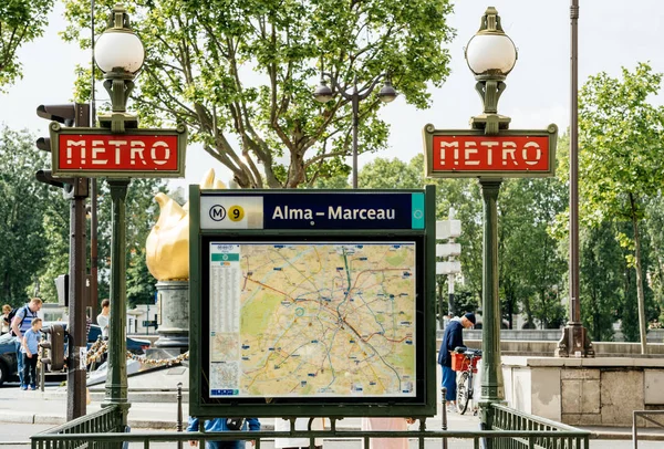 Париж Франция Мая 2016 Года Вход Станцию Метро Alma Marceau — стоковое фото