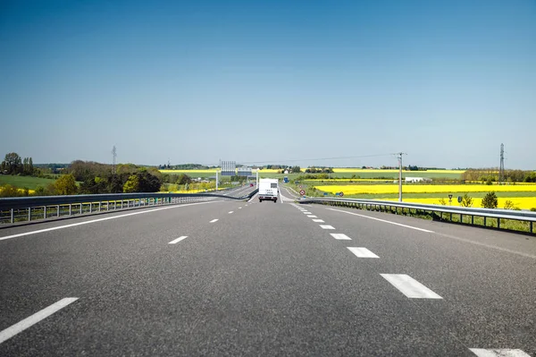 休日の行先 澄んだ青い空に向けたフランスの高速道路を高速走行 キャンピングカー — ストック写真