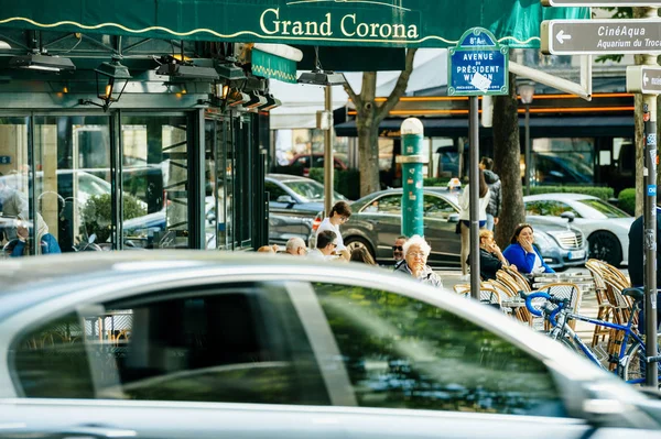 París Francia Mayo 2016 Hombre Mayor Disfrutando Cafetería Desayuno Restaurante —  Fotos de Stock