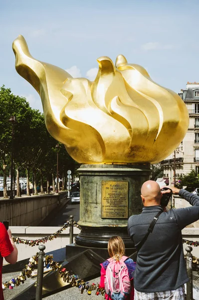 Paris France May 2016 Father Daughter Taking Photos Front Flame — Stock Photo, Image
