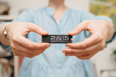 Holding yeni Nvme PCIe Ssd sabit disk disk yüksek okumak ve yazmak hız ile eller kadın 
