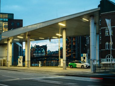 Hamburg, Almanya - 21 Mar 2018: bir hidrojen enerjili araba Toyota Mirai Gh2 hidrojen merkezi Hamburg ile fueling sürücüsü paylaşımı ekolojik Clevershuttle araba