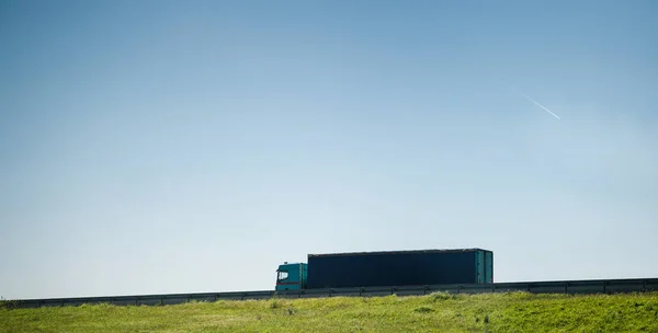 Einsamer Lastkraftwagen Mit Hoher Geschwindigkeit Auf Autobahn Blick Von Der — Stockfoto